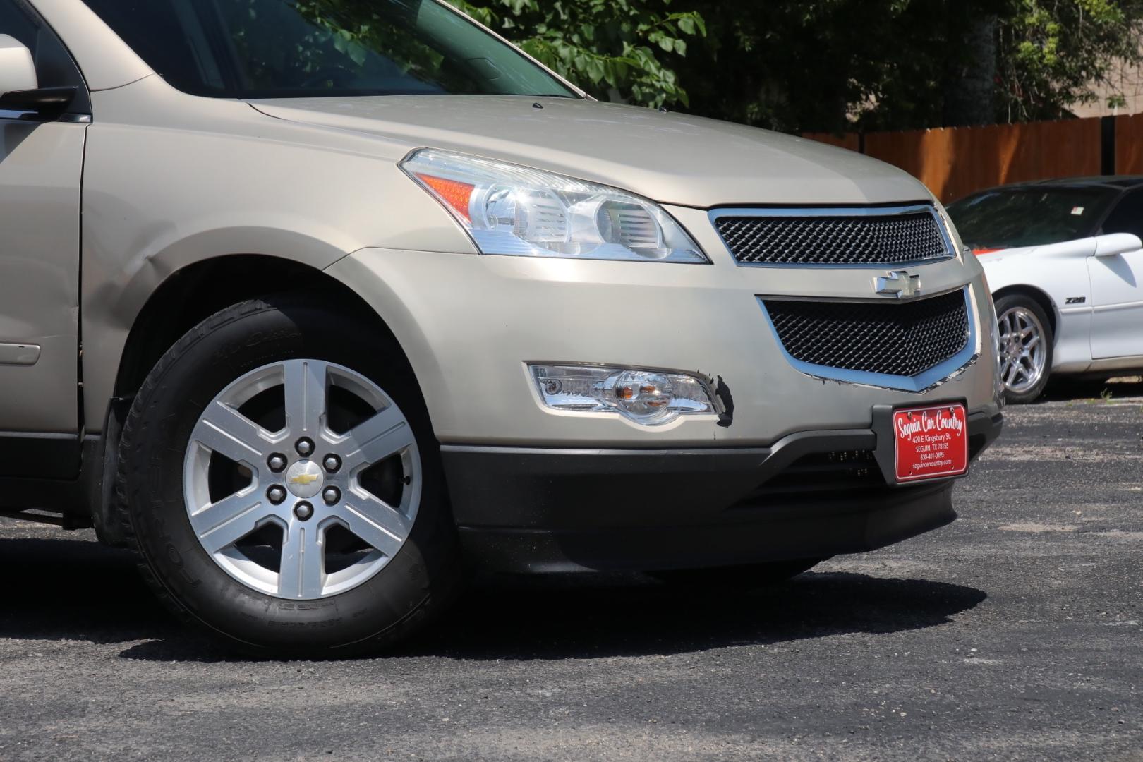 2012 TAN CHEVROLET TRAVERSE LT FWD (1GNKRGED1CJ) with an 3.6L V6 DOHC 24V engine, 6-SPEED AUTOMATIC transmission, located at 420 E. Kingsbury St., Seguin, TX, 78155, (830) 401-0495, 29.581060, -97.961647 - Photo#2